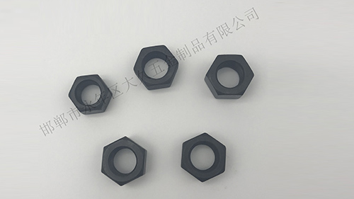在大久五金看來(lái)，六角螺母是將機(jī)械設(shè)備緊密連接起來(lái)的重要零件